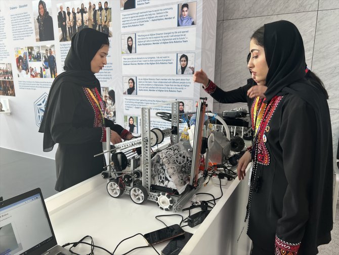 Katar'ın himaye ettiği Afgan robot bilimci kızlar hayallerinin peşinden koşuyor