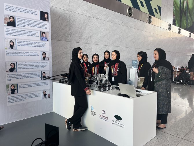 Katar'ın himaye ettiği Afgan robot bilimci kızlar hayallerinin peşinden koşuyor