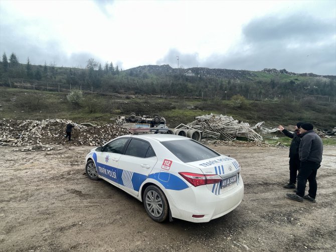 Kocaeli'de devrilen çöp kamyonundaki 2 kişi yaralandı
