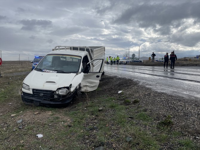 Nevşehir'de kamyonetle otomobilin çarpıştığı kazada 9 kişi yaralandı