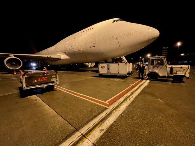 Pakistan'dan deprem bölgesine çadır taşıyan uçak Adana'ya geldi