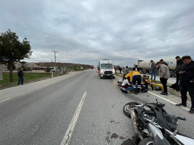 Uşak'ta otomobille çarpışan motosikletin sürücüsü ağır yaralandı