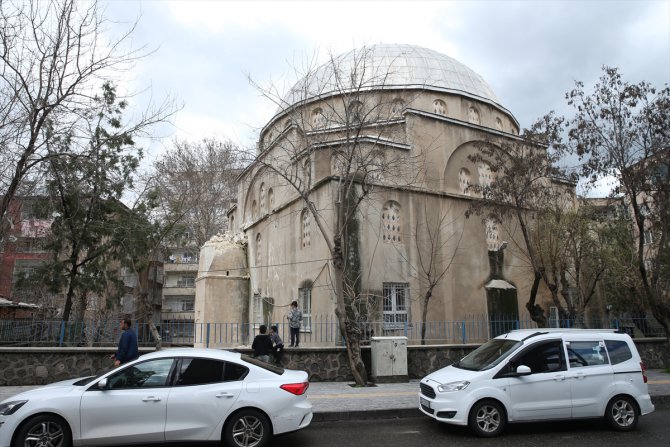 Diyarbakır'da depremlerde hasar gören caminin minaresi kontrollü şekilde yıkıldı