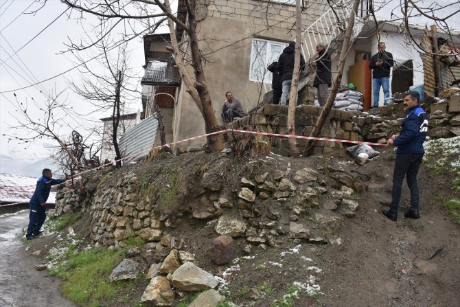 Hakkari'de toprak kayması sonucu 3 ev tahliye edildi