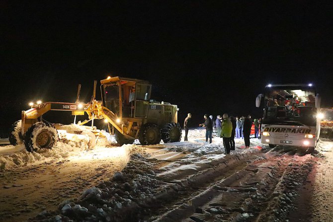 GÜNCELLEME - Kar ve tipi nedeniyle kapanan Bayburt-Erzurum kara yolu ulaşıma açıldı