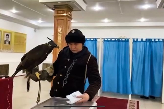Kazak seçmen meclis seçimleri için sandık başına avda kullandığı kartalıyla gitti