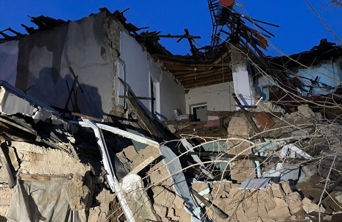 Malatya'da ağır hasarlı binanın bir bölümü kendiliğinden çöktü