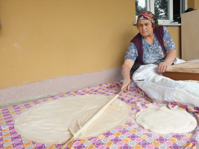 Osmaniye'de kadınlar ramazan için imece usulüyle yufka hazırlıyor