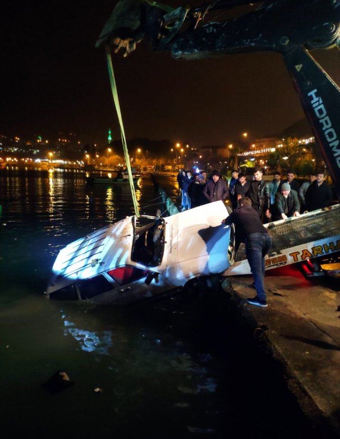 Sinop’ta denize düşen otomobilin sürücüsü kendi imkanlarıyla kıyıya çıktı