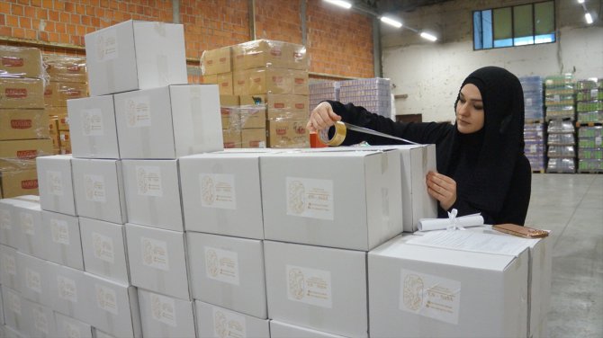 Sırbistanlı kadınlar, depremzede kadınlara yardım paketi hazırladı