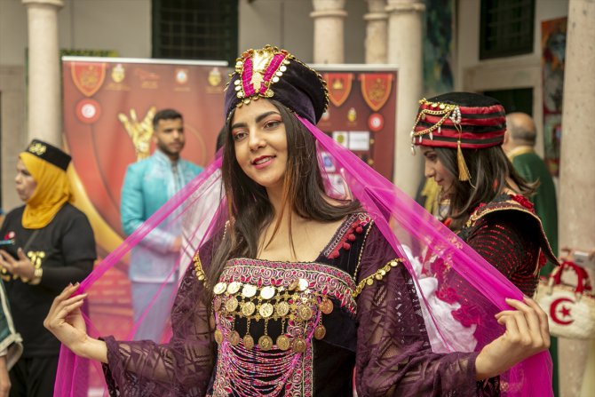 Tunus'ta "Geleneksel Kıyafet Günü" kutlandı