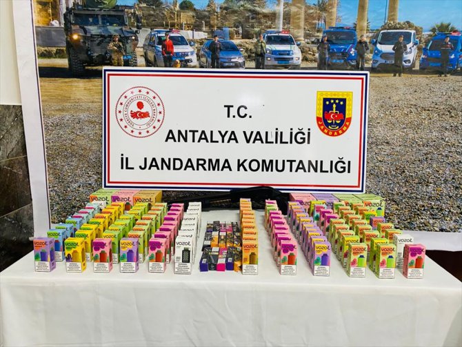 Antalya’da kaçak içki ve tütün operasyonunda 4 kişi gözaltına alındı