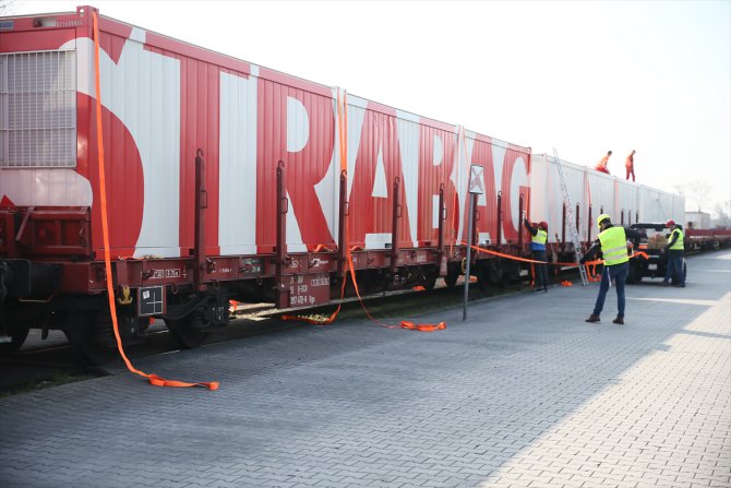 Avusturya’dan deprem bölgesine gönderilen konteynerler Bratislava’dan yola çıktı