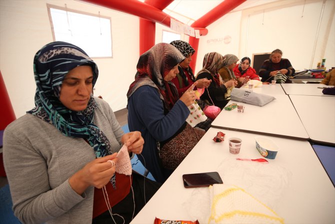 Depremzede kadınlar Türk Kızılayın açtığı atölyede örgü örerek stres atıyor