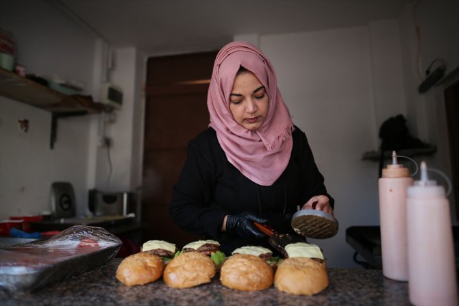 Filistinli kadın girişimcinin Gazze sahilinde açtığı "burger büfe" uğrak noktası oldu