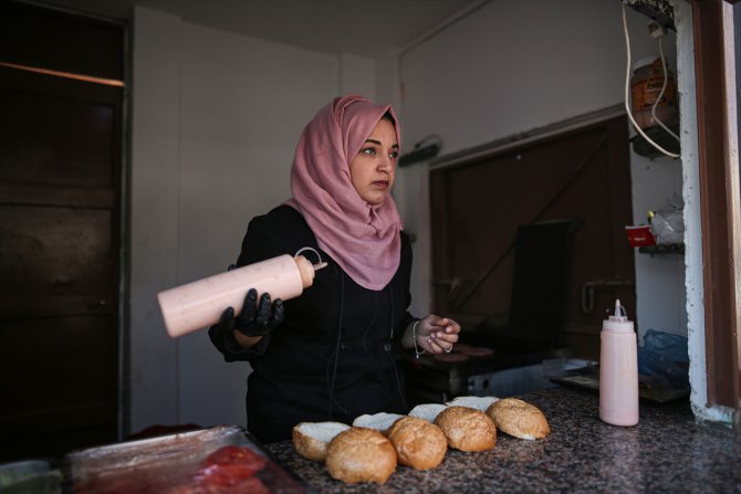 Filistinli kadın girişimcinin Gazze sahilinde açtığı "burger büfe" uğrak noktası oldu