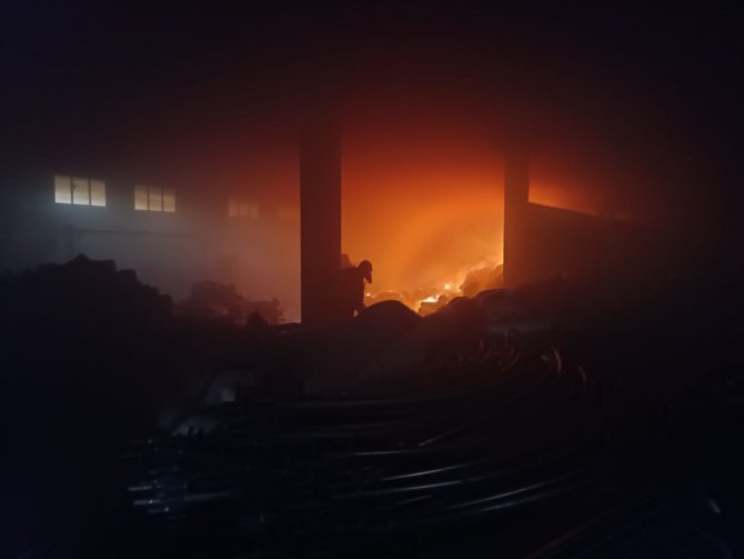 Adıyaman'da yardım malzeme deposu olarak kullanılan fabrikada yangın çıktı
