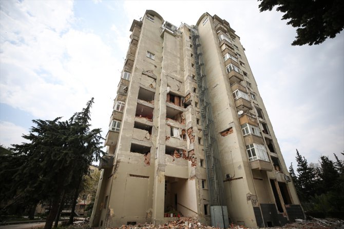 Hatay'da 13 katlı binanın yıkıldığı sitedeki güçlendirilmiş iki blokta 60 aile hayatta kaldı