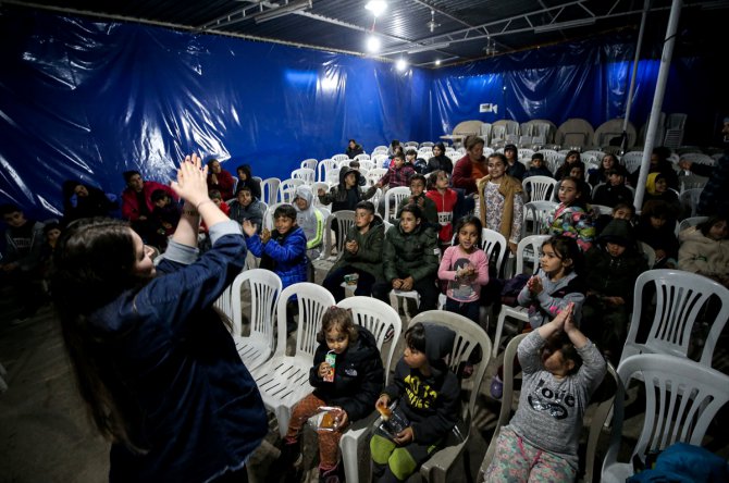 Hatay'da çadır kentlerdeki gönüllüler, çocukları gülümsetebilmek için çabalıyor