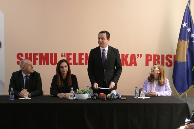 Kosova Başbakanı Albin Kurti, Priştine'de Türkçe eğitim veren okulu ziyaret etti
