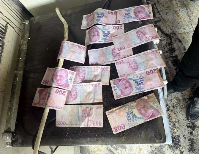 Mersin'de belediye personeli, yanan evde bulduğu parayı sahibine ulaştırdı