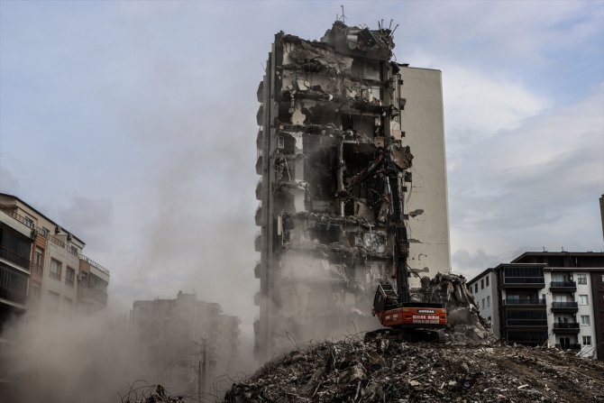 Osmaniye'de ağır hasarlı binaların kontrollü yıkımı devam ediyor