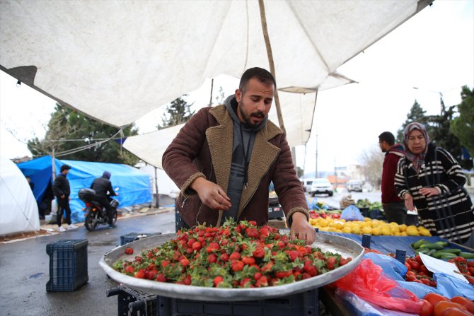 Pazar yerinde tezgah açamayan depremzede esnaftan yol kenarlarında sebze meyve satışı
