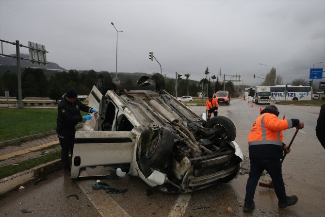 Tokat'ta hafif ticari aracın devrildiği kazada anne öldü, baba ve oğlu yaralandı