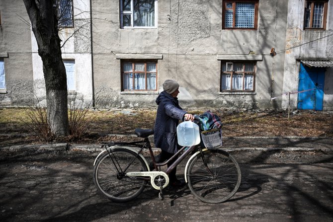 Ukrayna'daki Çasov Yar'da halk bombardıman tehlikesi altında içme suyu sırası bekliyor