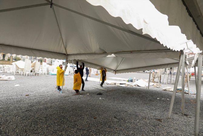 Van'dan giden ekipler Malatya'da iftar çadırları kuruyor