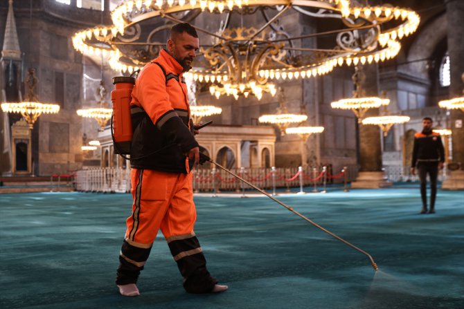 Ayasofya-i Kebir Cami-i Şerifi'nde ramazan temizliği yapıldı