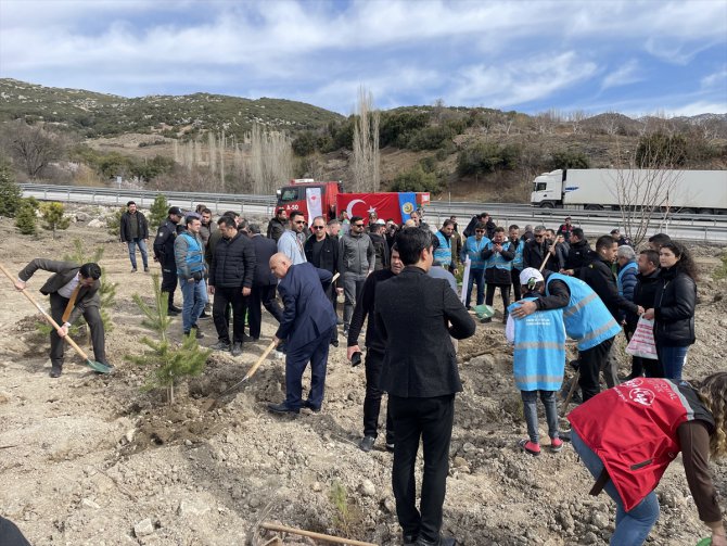 Burdur'da fidanlar, depremde hayatını kaybedenler anısına toprakla buluştu