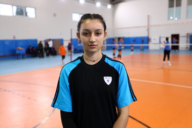 Depremzede genç voleybolcu, Türkiye Şampiyonası'na takımından ayrı hazırlanıyor