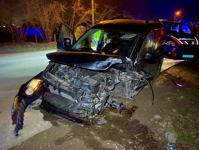 Düzce'de iki otomobilin çarpıştığı kazada 4 kişi yaralandı