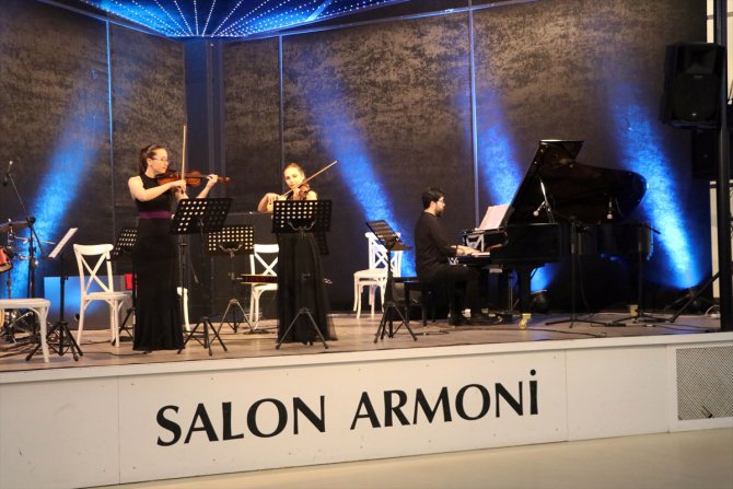 Edirne'de sanat okulu öğretmenleri afetzedeler yararına konser verdi