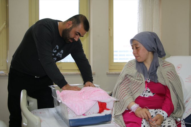Eşi ve 3 çocuğuyla Kütahya'ya gelen depremzede kadın ikiz bebeklerini dünyaya getirdi