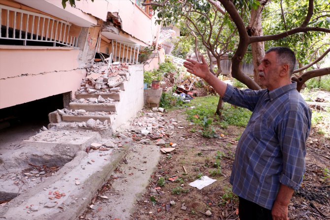 Hatay'da evi ağır hasar alan 70 yaşındaki adam, hasta eşine barakada bakıyor
