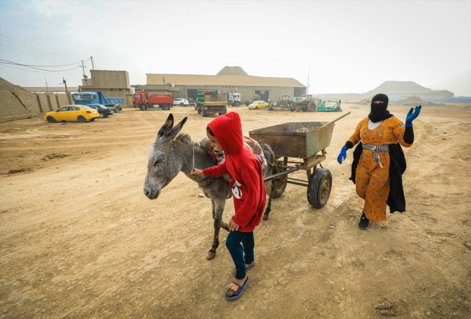 Irak'ta omuzlarında kerpiç taşıyarak ailelerini geçindirmeye çalışan kadınlar sağlıklarını da riske atıyor