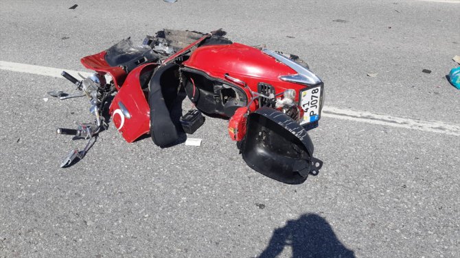 Kocaeli'de devrilen motosikletten düşen sürücü tırın çarpması sonucu öldü