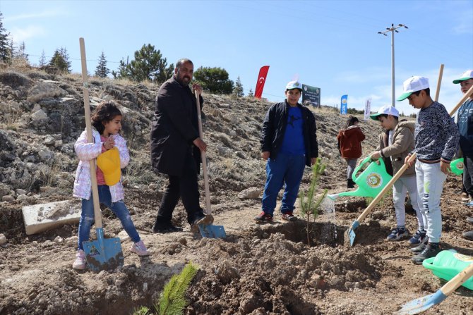 Konya'da depremde hayatını kaybedenler anısına fidan dikildi