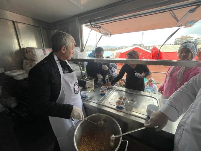 Şahinbey Belediyesi Adıyaman'da her gün 5 bin kişilik yemek ikramında bulunuyor