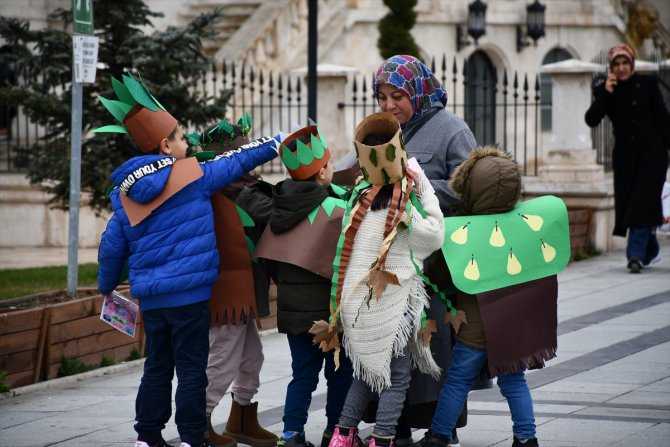 Sivas'ta ağaç kostümü giyen öğrenciler fidan tohumu dağıttı