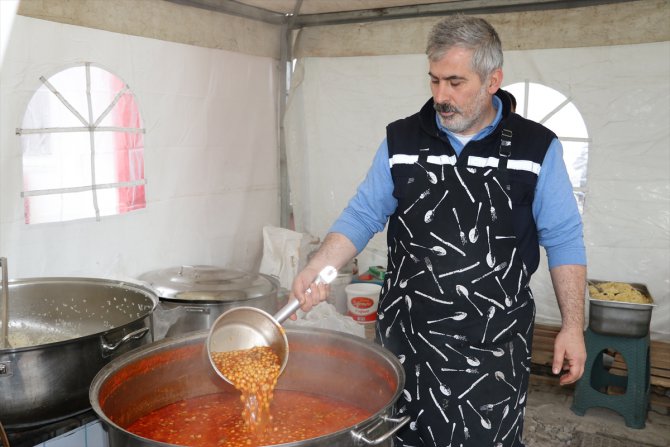 Tokat Belediyesi Gölbaşı'ndaki 3 bin depremzedeye günlük yemek hazırlıyor