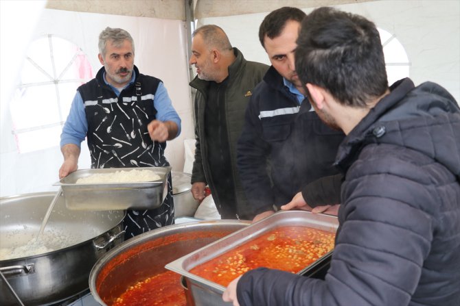 Tokat Belediyesi Gölbaşı'ndaki 3 bin depremzedeye günlük yemek hazırlıyor