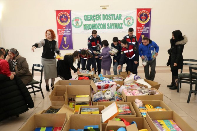 Tokat'ta down sendromlu çocuklardan depremzede akranlarına hediye