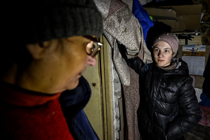 Ukrayna'da 11 yaşındaki öğrenci, eğitimine 4 metrekarelik sığınakta devam ediyor