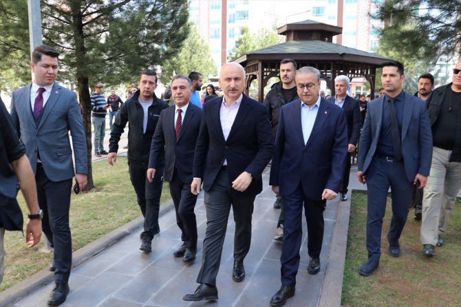 Bakanlar Karaismailoğlu ve Bozdağ, Diyarbakır'da depremzedeler ve esnafı ziyaret etti