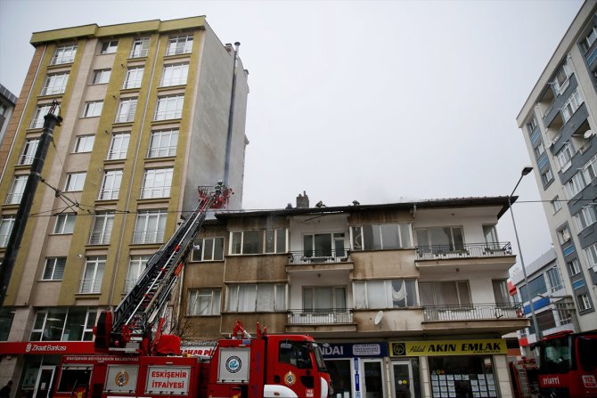 Eskişehir'de bir binanın çatısında çıkan yangın söndürüldü
