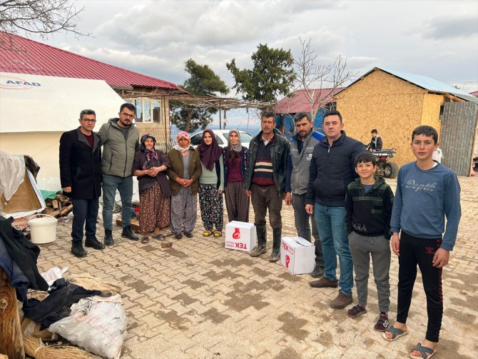Kahramanmaraş'ta belediye personeli depremzedelere yardım kolisi dağıtıyor