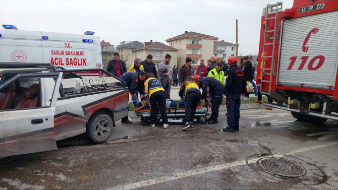 Kocaeli'de pikapla kamyonetin çarpıştığı kazada 1'i ağır 4 kişi yaralandı